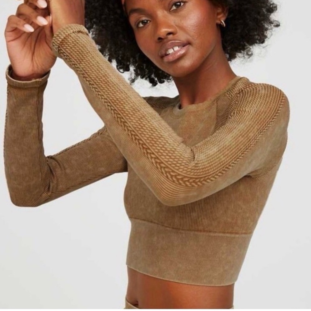 OFFLINE by Aerie Big Chill Seamless
Long Sleeve crop Top Small